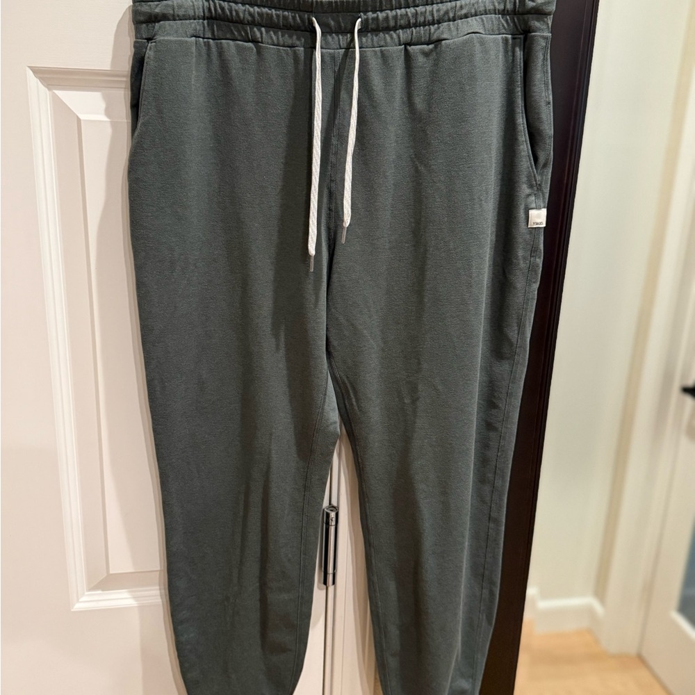 Vuori Women’s Performance Joggers Green Large - Picture 3 of 5